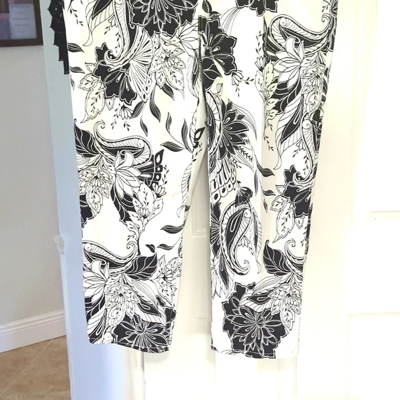 Chico's Sateen Palm Springs Floral Platinum Crop Pants Size 3 or 16 - Picture 5 of 9